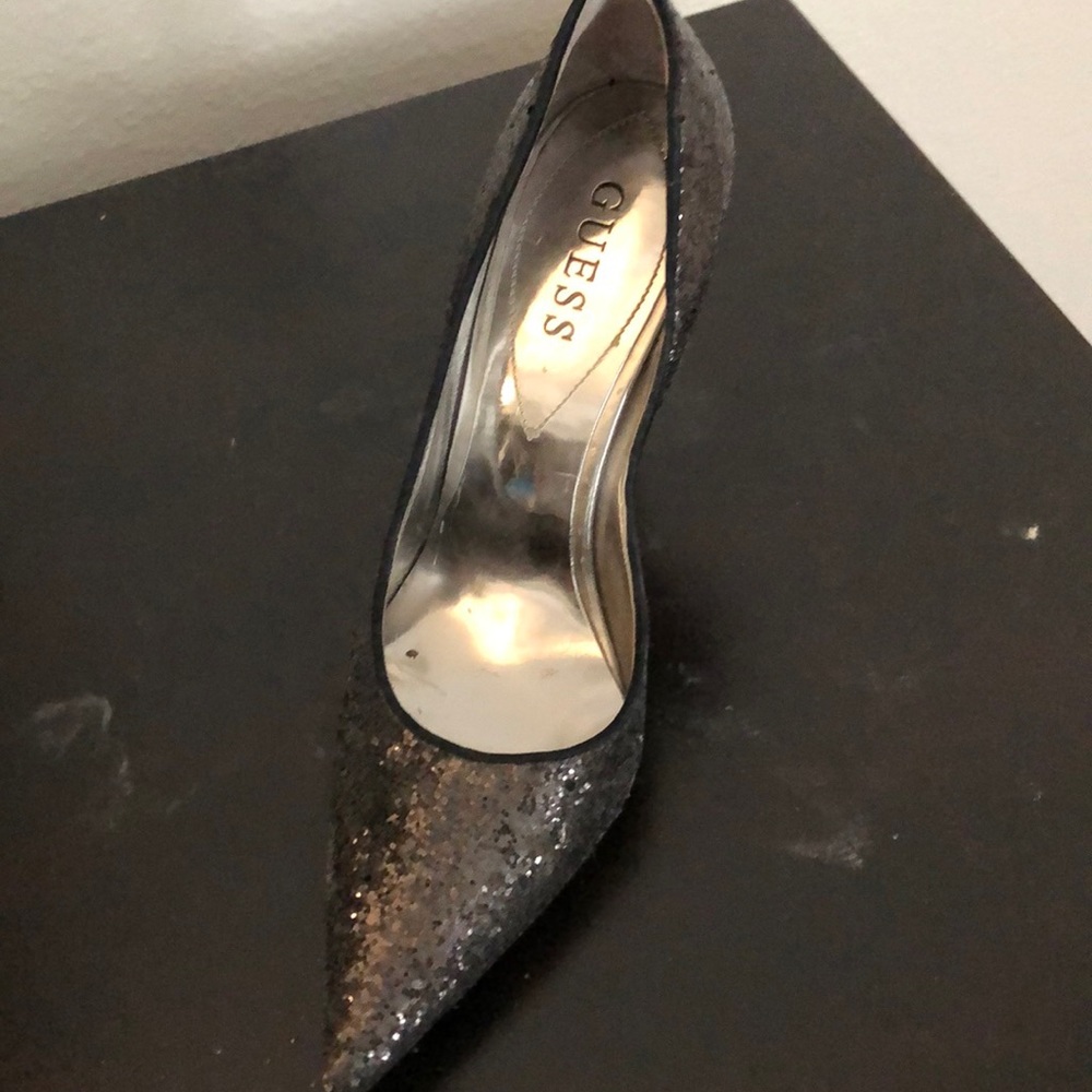 Sequined black pumps. - Picture 2 of 2